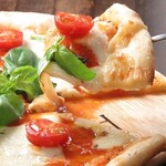 番茄和馬蘇裡拉乳酪的瑪格麗特披薩