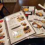 ギタンジャリ - メニューは豊富、一般的なインド料理店と少し差別化されてるのが良いですね