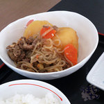 むにゅ - 肉じゃがと焼き鮭定食　８００円