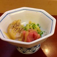 寿司 髙はし - 小鉢はホタテ、中トロ、キュウリの酢みそ和え