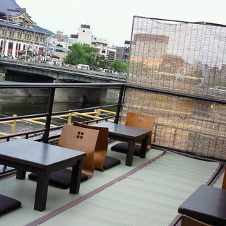 Enjoy your meal while looking out over the Kamogawa River and Minamiza. Terrace seats