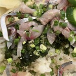 菊寿司 - あじいわし丼のアップ