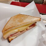 カフェ・ベローチェ 仲御徒町店 - モーニングＣ　アップ　ちょい焦げてたけどそこもすきです！