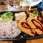 Dexee Deli - エビ大葉チーズフライ、グリーン野菜のアンチョビ和え、ズッキーにケールプチトマトのエビオイルあえ、厚揚げときのこの和風あんかけ　　ご飯てんこ盛り