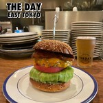 THE DAY east tokyo - 【期間限定】9/5〜10まで。
                『ベーコンチーズバーガー¥1,600』
                【クラフトビール】
                『忽布古丹 北海道 南方見聞録¥900』