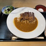 Horumon Yakiniku Mori Chan - 国産黒毛和牛A5ランクカルビカレー 1,350円サラダ、自家製キムチ、温玉付き。カレーとライスがおかわり自由！