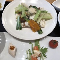 みこころ 無添加チャイナ935 - 前菜は、ヨダレ鶏、レモン塩サーモン、ハチミツ漬けトマト、大学イモ、だったかなー