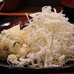 Suikou - 翠幸 ＠八丁堀 手造りハンバーグに添えられる千切りキャベツとポテサラ