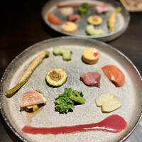 sentiamo - 本日の前菜　万願寺とうがらしの肉詰め/ ゴーヤのフリット/ バターナッツ南瓜のタルト/ トマトのマリネ/わらさ/ズッキーニ/茄子の揚げ浸し/つるむらさき/パパイヤのピクルス/ ビーツのソース