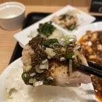 THE ONO MARKET - 蒸し鶏はワインビネガー風味のお洒落な味わい