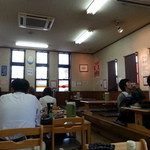 久留米札幌ラーメン - 店内はそこそこお客さんいます。