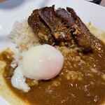 ホルモン焼肉 モリちゃん - 生卵かな？と思ったら温たまで嬉しい！くずしてさらにマイルドに。