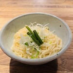 和醸良麺 すがり - チュルチュルっとした喉越しの良い自家製麺。ニラとネギの薬味が名脇役( ^-^ )b