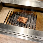 焼肉りんご - 上ロースを焼いているところ