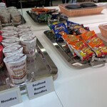 LSG Sagan Bisita Lounge - カップ麺とスナック菓子