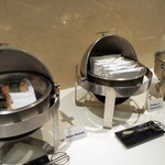 LSG Sagan Bisita Lounge - スパムむすびとホットドッグ