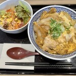 吉野家 - 親子丼
            生野菜サラダ