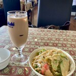 アガン - ランチのドリンクとサラダ