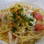 アヴェルラ - 海老と帆立とトマトのペペロンチーノ