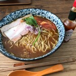 ラーメン イッケン - 9月限定のトマトのラーメン。タバスコ付き。