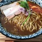 ラーメン イッケン - 基本のイッケンの優しい甘みの醤油スープにトマトが合う！