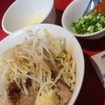 ラーメン二郎 - 汁なし半分＋ニンニク少し＋青ネギ玉子