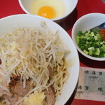 ラーメン二郎 - 汁なし半分＋ニンニク少し＋青ネギ玉子