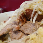 ラーメン二郎 - 豚の厚み