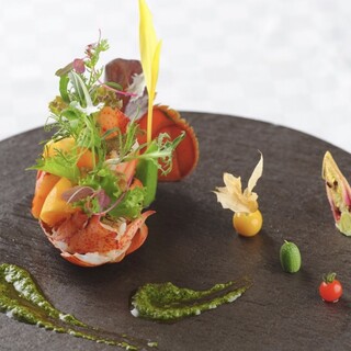 彩り豊かな厳選素材にこだわる、華やかなフレンチを堪能できる