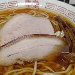 長尾中華そば 西バイパス本店 - チャーシューはもっちり食感。メンマはやや味が濃い。