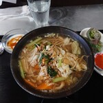 Asian Heat - 野菜炒め麺、1,210円税込。生春巻きとデザートはいつものヤツ。