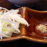 長男、もんたいちお - 今日の味変はネギと出汁塩。塩は麺に直着けしてね、とのこと。出汁塩というも、ピンとは来なかった。カレー粉が一番好きです。