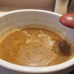 長男、もんたいちお - 汁。今日はちと温め。4つ一気に出したからだと思う。完飲後、魚粉が皿のそこに残った。