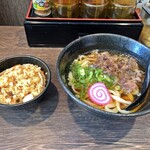 亀甲屋 - 肉うどんと炊き込みご飯