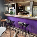 ステーション - カウンター席。
      常連の方の専用席みたいな印象。