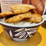 とんかつ太郎 - 特製カツ丼　横から〜