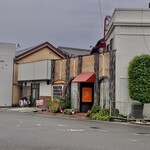 ステーション - 駅前に溶け込むように立地。