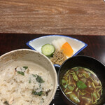 割烹 隆 - お昼のコース１１０００円。子持ち鮎の土鍋御飯。淡い味付けの土鍋御飯に子持ち鮎の旨味が合わさり、とーっても美味しくいただきました（╹◡╹）（╹◡╹）