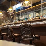 CORITA CAFE - 店内は煉瓦調タイル貼りの壁に濃い茶色の調度品、ややクラシックなペンダント照明と純喫茶的な雰囲気です
                        お席はカウンター5席、テーブル4席×5席の合計25席