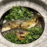 割烹 隆 - お昼のコース１１０００円。落鮎を２尾も使った贅沢な土鍋御飯です。淡い味付けで、鮎の美味しさを堪能できます（╹◡╹）（╹◡╹）