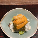 割烹 隆 - お昼のコース１１０００円。鮑の飯蒸し 生雲丹。飯蒸しに鮑、鮑の肝、生雲丹を合わせた品です。濃厚な旨味を堪能できます（╹◡╹）（╹◡╹）