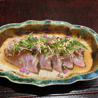 割烹 隆 - お昼のコース１１０００円。イサキの叩き。普通のイサキの叩きですが、仕上がりは最高。凄みのある味わいです（╹◡╹）（╹◡╹）