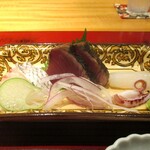 おおたに - 造り：鯛、剣先いかのお造り　鰹の藁焼き。