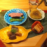 おおたに - 八寸：宮崎牛イチボのたれ焼きと揚げ万願寺唐辛子、蓼味噌。 スズキのフライ、アスパラの肉巻きフライ、柴漬けのタルタルソース。　鰯の梅煮と夏野菜の山椒煮。　穴子とおくらの煮凝り。