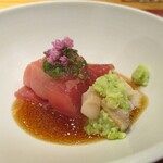 おおたに - 造り：鮪のお造りとつぶ貝の豆打ち和え　とろみ醤油。