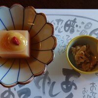 国登録文化財 二木屋 - 箸付/紅葉豆腐(美味出汁、白味噌、くこの実)、利久和え(海月、切干大根、糸寒天、蓮根)