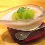おおたに - 甘味：シャインマスカットと桃のムース。
