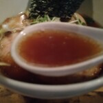 日本橋 製麺庵 なな蓮 - あっさりだが出汁感強いスープ。（ピンボケ）