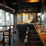 Tucusi - ガラス張りの店内は夜になると大人なムード漂います。