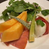 サバティーニ・ディ・フィレンツェ 大丸東京店 - サバティーニコース4000円　生ハムとメロン、モッツァレラとトマトのカプレーゼ　コースは良かったが、スタッフのクオリティが相当まずかった。何を聞いても答えられない。